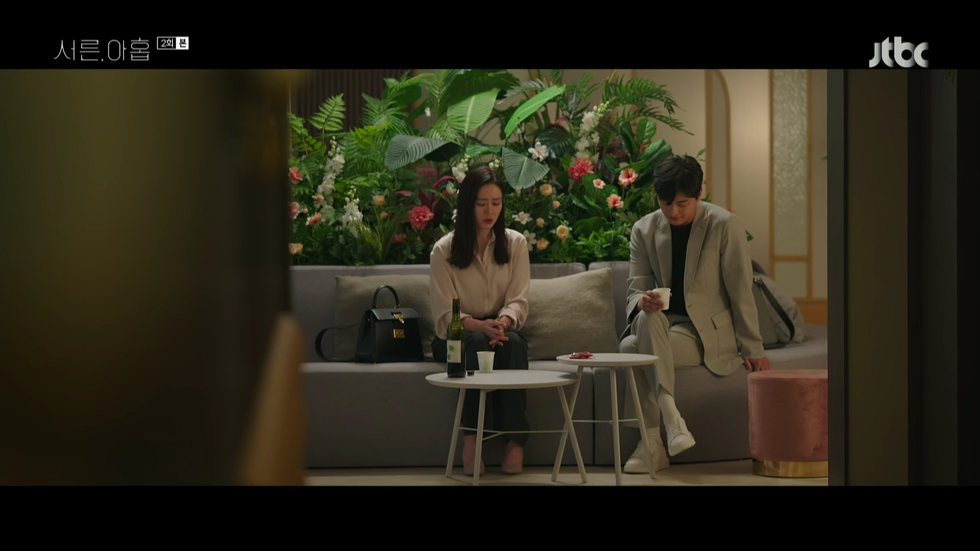 MOYNAT手袋簡單的金屬鎖扣、梯型手袋輪廓配以手柄，散發都會女強人的感覺！