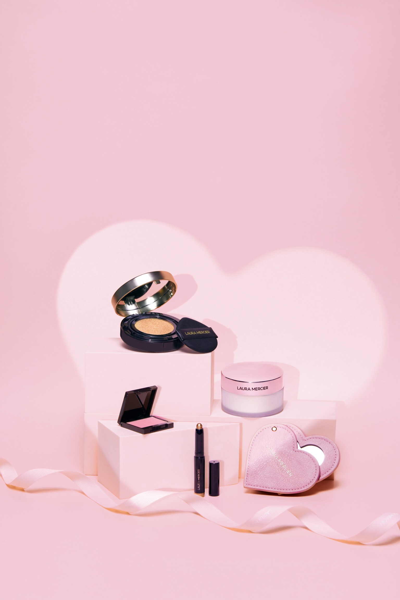 Laura Mercier定格粉嫩鑽光底妝套裝包括品牌的皇牌產品