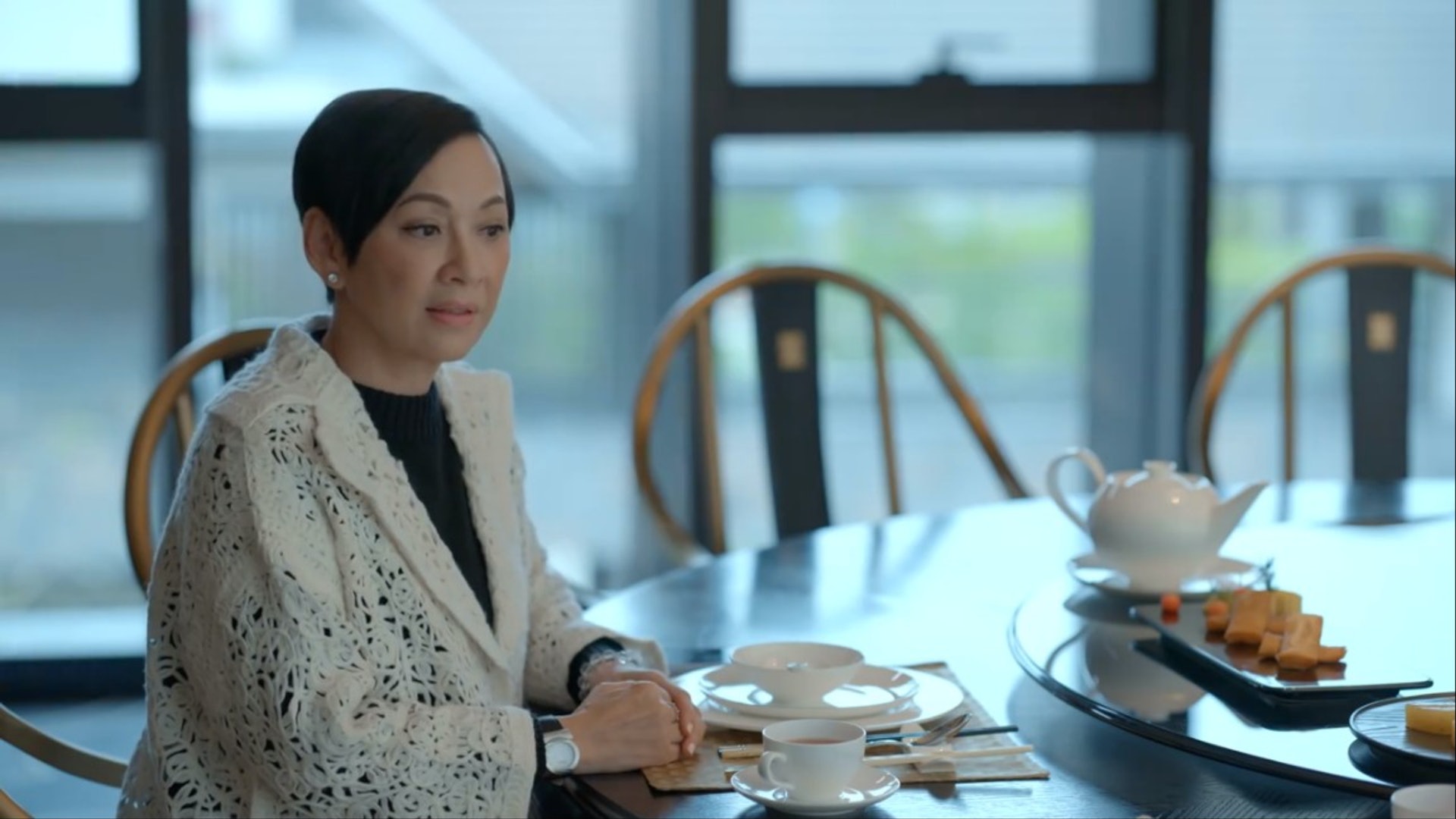 余安安在《家族榮耀》中飾演江淑賢是一位寡婦。