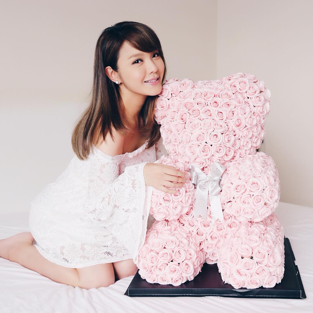 Ella出生於大溪地，千禧年以模特兒身份出道