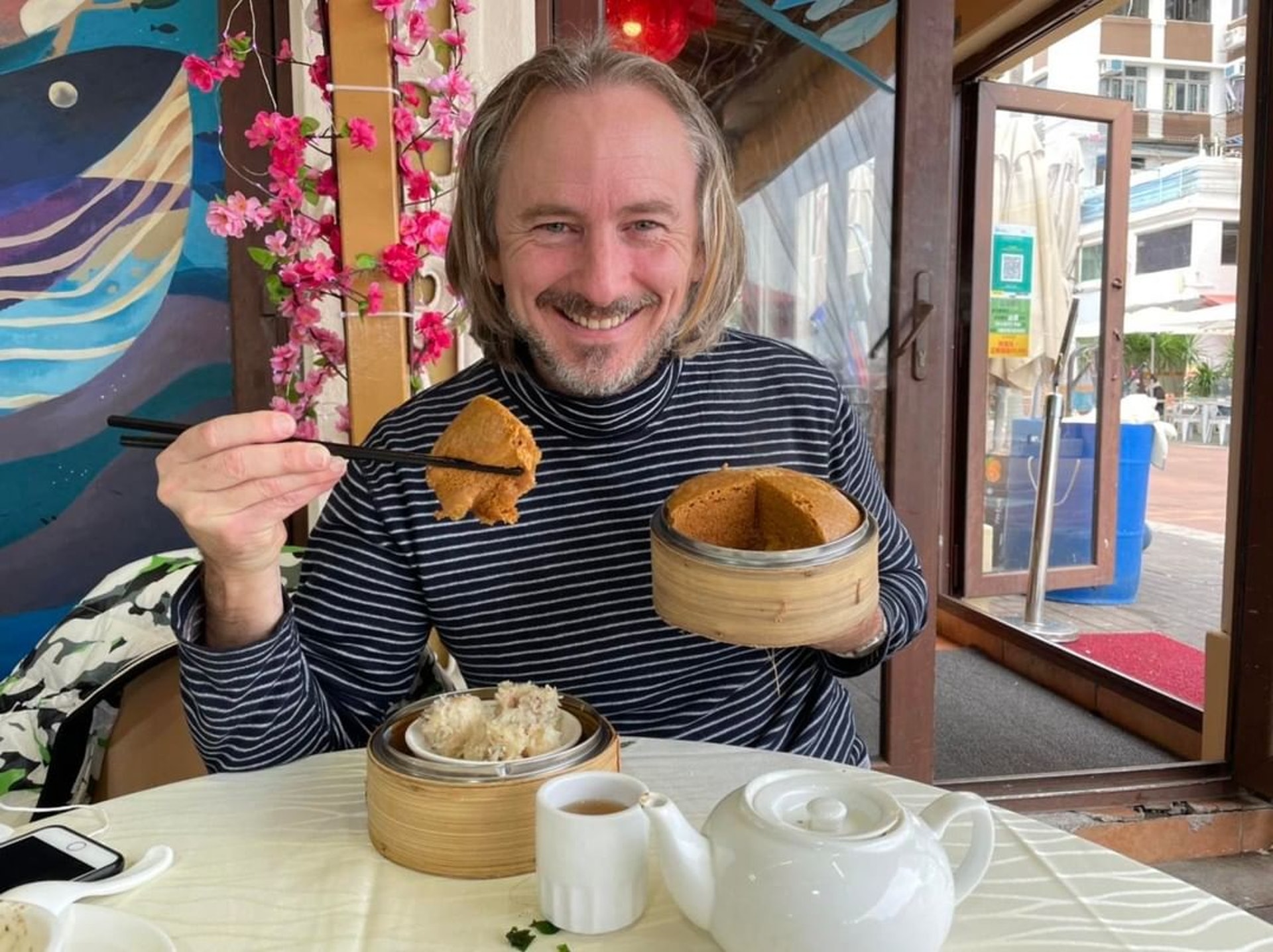 河國榮成為TVB首位簽約的鬼佬藝員