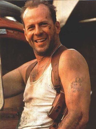 1955年出生的布斯韋利士(Bruce Willis)1985年《Moonlighting》走紅,其後1988憑《虎膽龍威》(Die Hard)