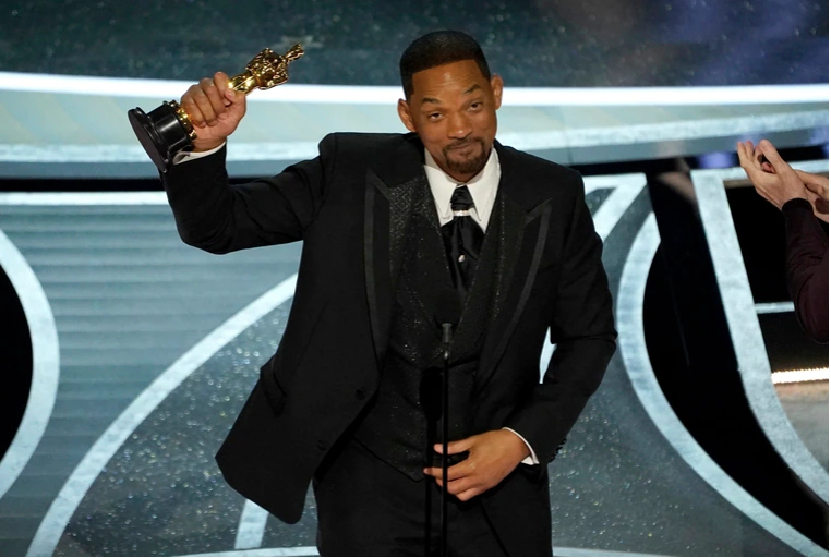 尷尬的意外事件才發生10分鐘左右,韋史密夫立刻拿到影帝。