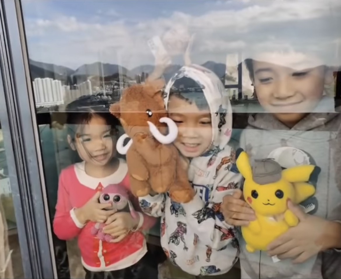 隔住玻璃同三個囝囡見面