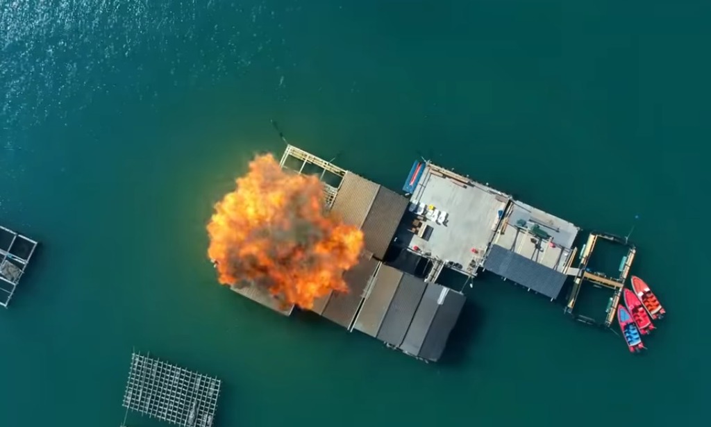 在交贖金時發生大爆炸。