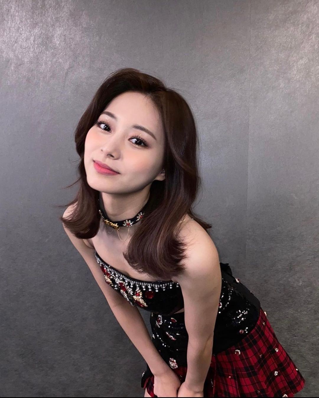 TWICE成員子瑜近日將長髮剪成外彎鎖骨髮