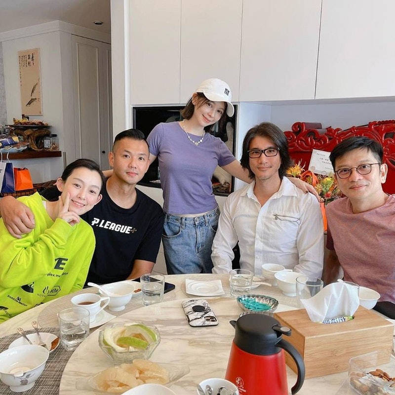 對於王力宏因到她家吃茶泡飯而傳出誤會,她盲苦笑