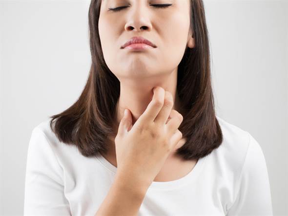 食藥紓緩喉嚨痛。