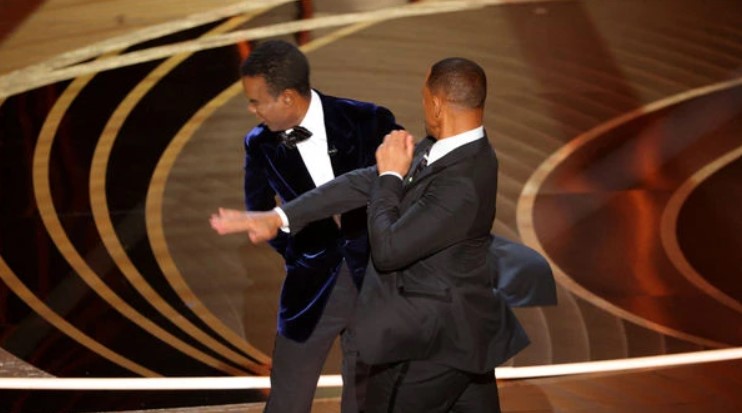 韋史密夫(Will Smith)因太太珍達娉琪(Jada Pinkett Smith)被基斯洛克(Chris Rock)開玩笑,而直接走上台打了對方一巴