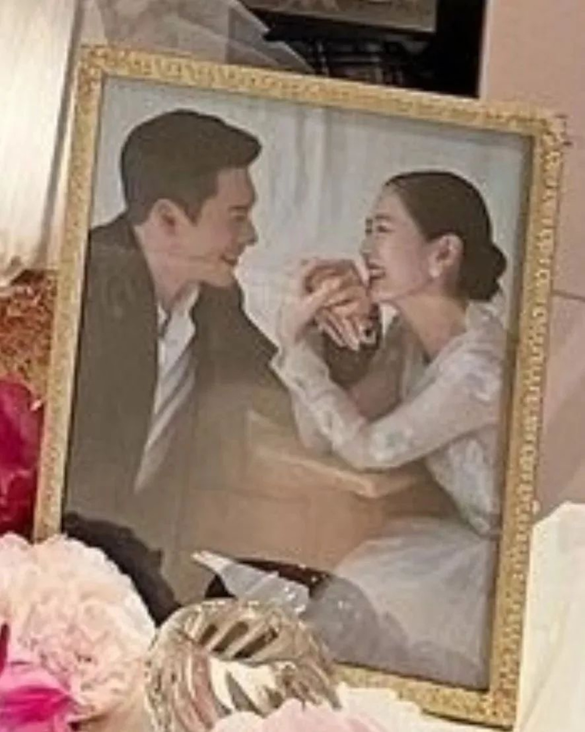 孫藝珍緊緊握住玄彬的手,兩人相視而笑,畫面宛如韓劇般唯美,令人看得又羨慕又嫉妒。