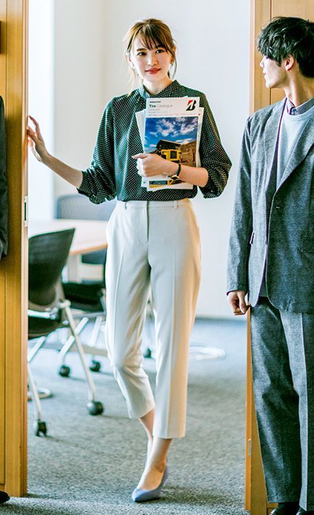 正能量是可以感染人，當客戶被你的正能量感染，自然能營造輕鬆有趣的氣氛。