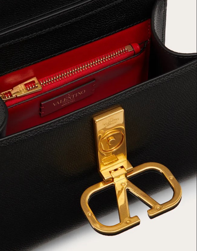 Valentino Small VSLING Grainy Calfskin Handbag的細節位