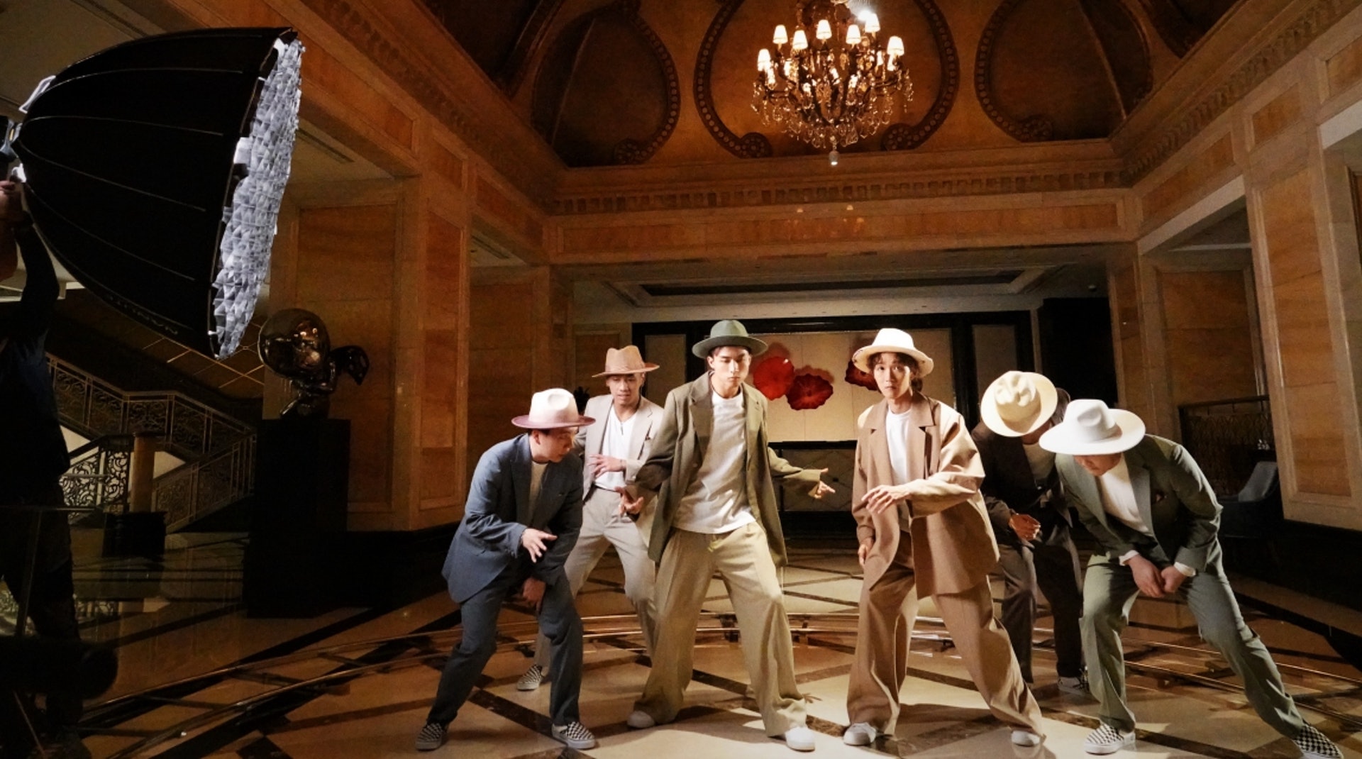 為了營造開Party的感覺,AK特意找來12組好朋友參與拍攝MV。