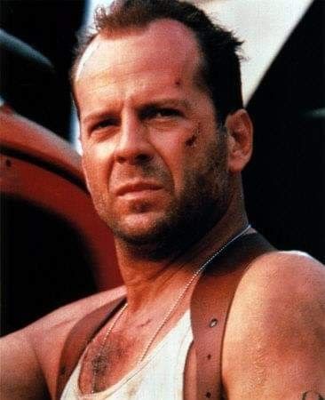 1955年出生的布斯韋利士(Bruce Willis)1985年《Moonlighting》走紅,其後1988憑《虎膽龍威》(Die Hard)奠定地位