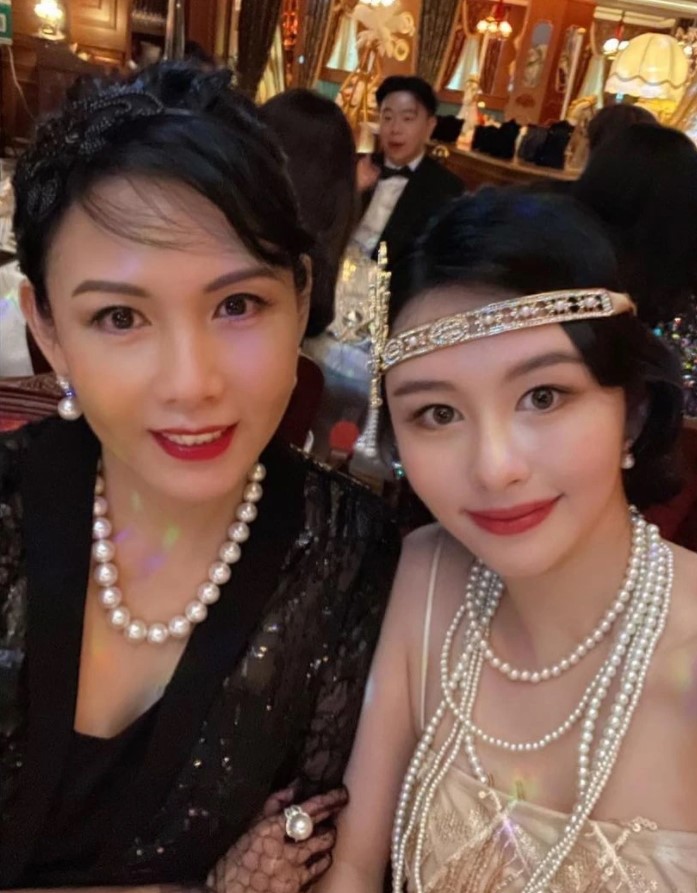 沈月與媽媽邱淑貞合照