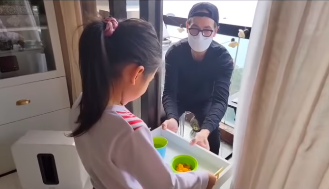 陳豪為了保護一家大小,不惜困在狹小的露台自我隔離