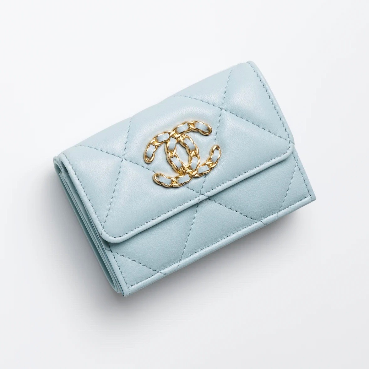 Chanel 19 小號垂蓋錢包 $8,000