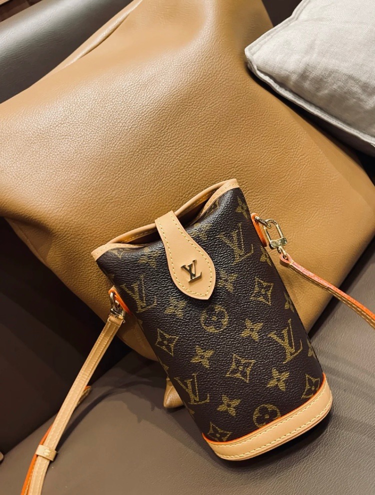 LOUIS VUITTON FOLD ME 隨身包 HK$10,300