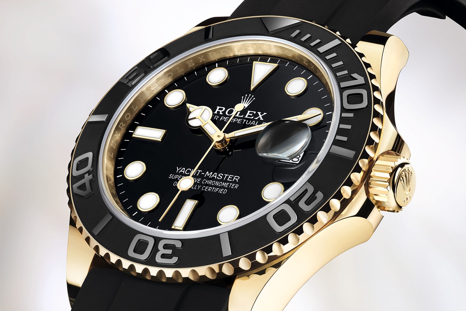 全新Yacht-Master 42過去僅有18K白色黃金款,今年則新增了18K黃金款。