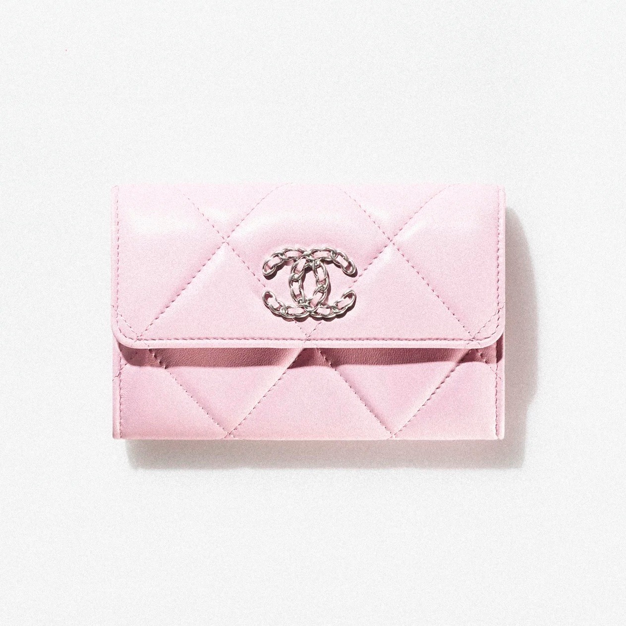Chanel 19 垂蓋銀包 $8,800