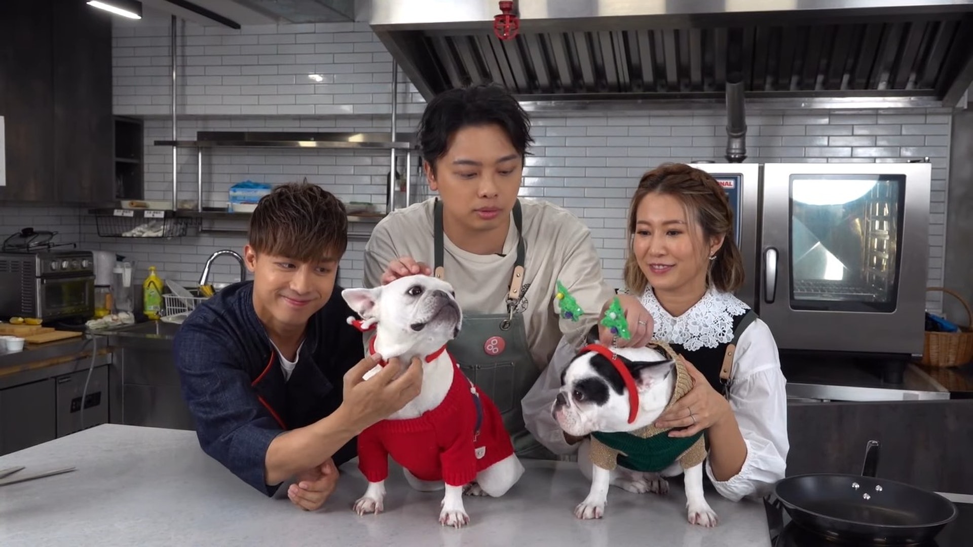 Van曾邀請AK一同拍YouTube片教煮飯。