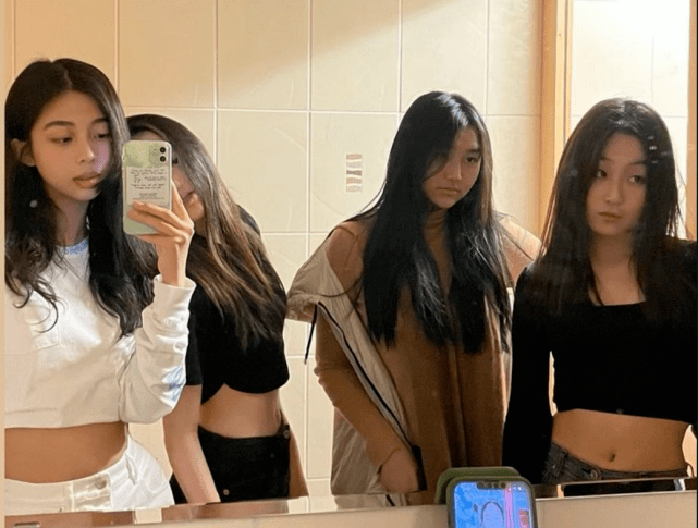 李嫣身穿黑色Crop Top露出大截小蠻腰