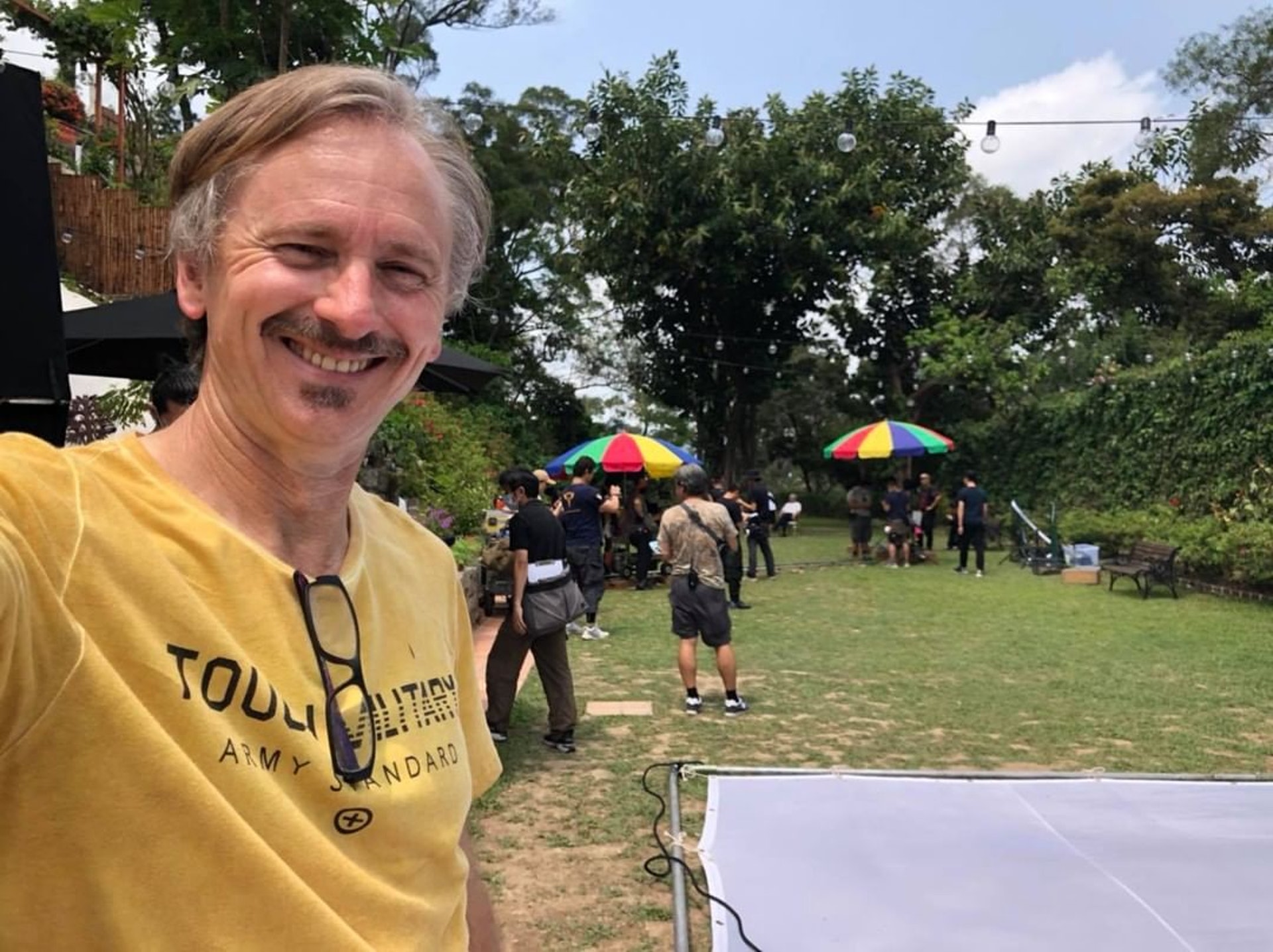 河國榮放棄學業,買了一張單程機票孤身一人來到香港追夢