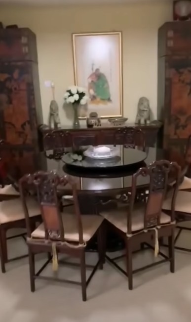 豪宅以中國風設計為主,屋中傢私全為古董。