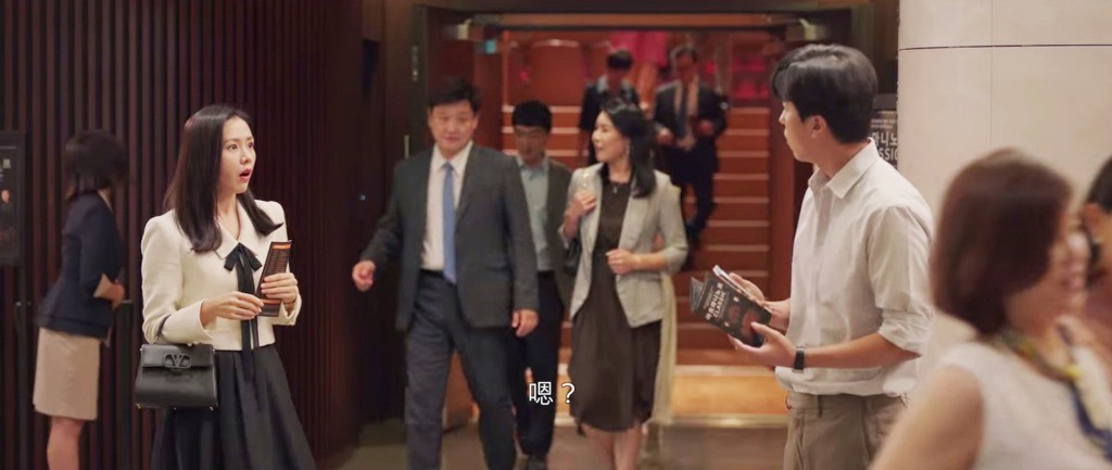 孫藝珍《三十九》Valentino Small VSLING Grainy Calfskin Handbag