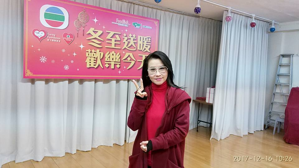 曾任職銀行職員的祝文君於1989年參加《歡樂今宵》歌唱比賽後，隨即報考TVB第三期藝員進修班，她憑著口齒伶俐，所以在TVB經常當主持。