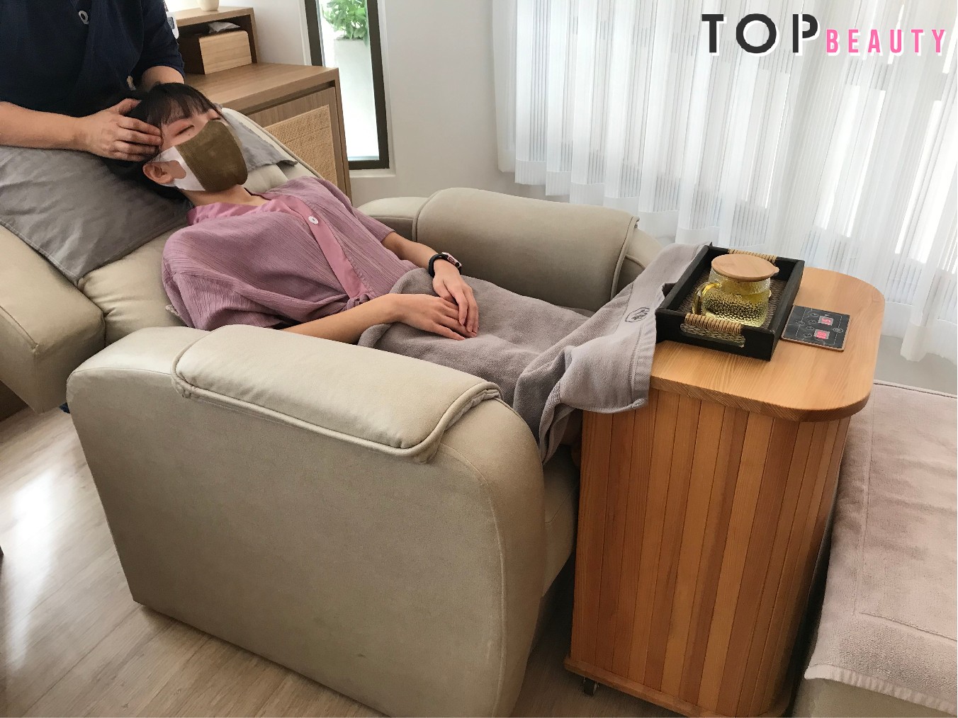 按摩師為我按摩頭肩頸,同時可以將腿放入遠紅外線養生桶中蒸腳