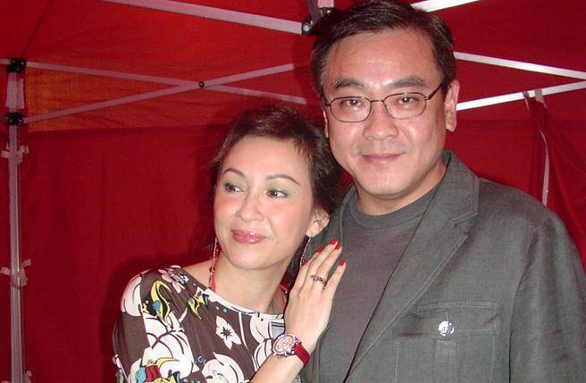 余安安曾與爾冬陞有過戀情。