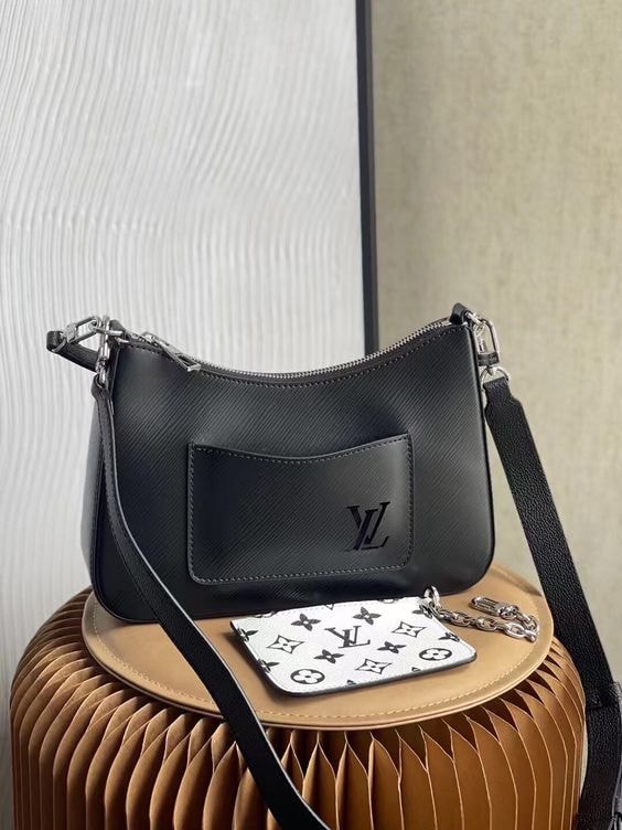 手袋外還配搭了一個可拆卸的Monogram帆布袋仔