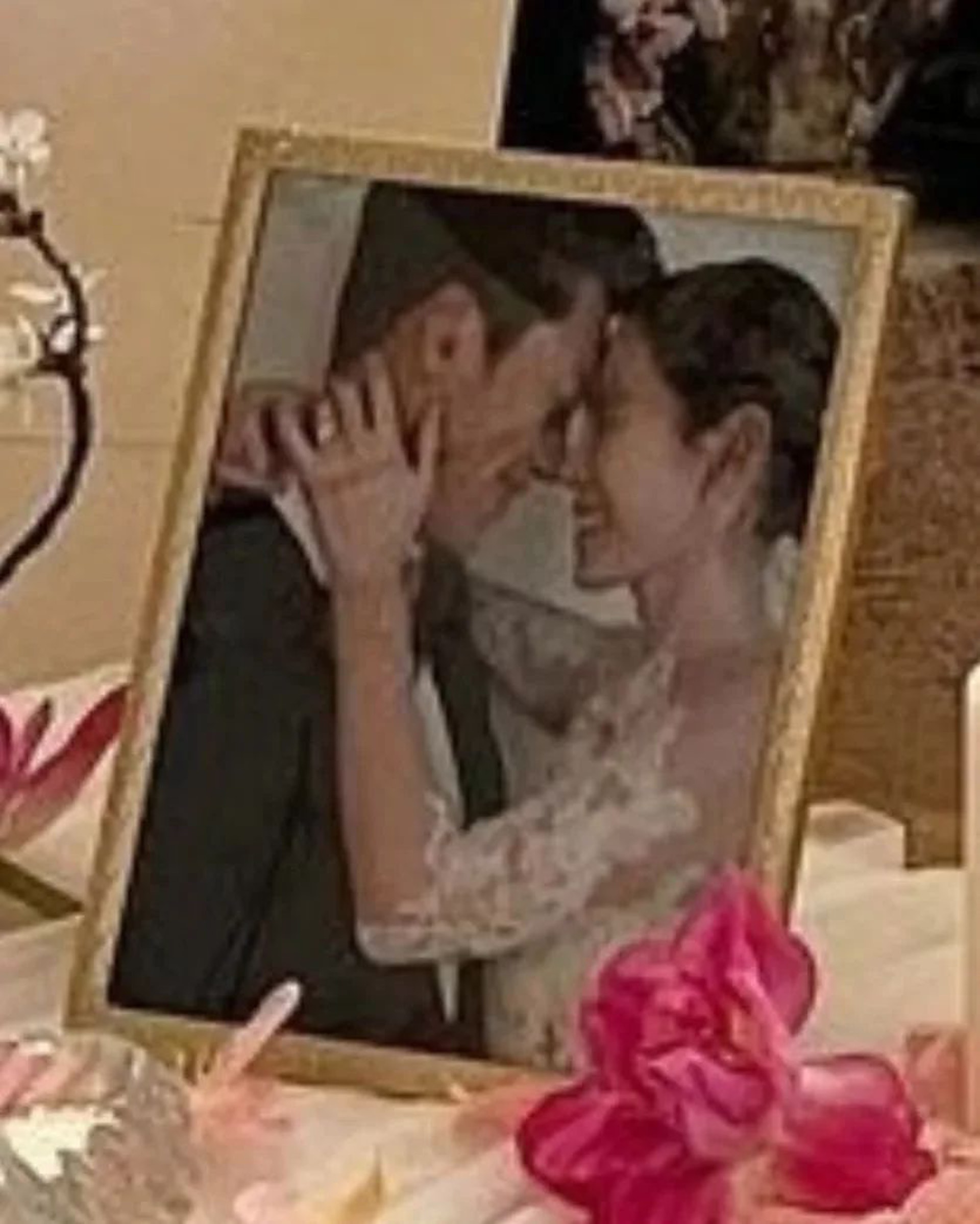 孫藝珍將長髮盤起,穿著透膚長紗,臉上露出滿滿的幸福笑容,與老公玄彬甜蜜地頭碰頭拍照。