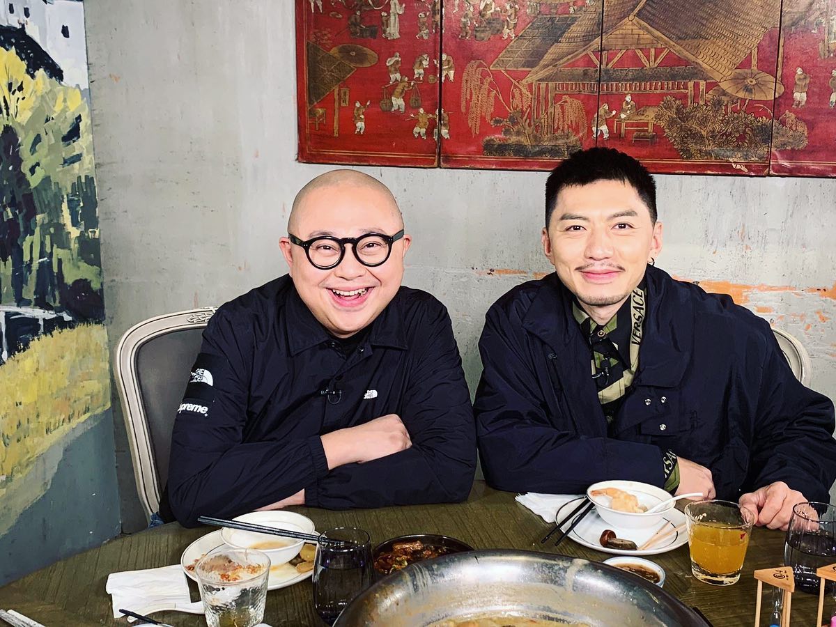 袁偉豪在阿Bob林盛斌主持的訪談節目《人夫放假約出去滾》大談同太太張寶兒的相識經過、性格和相處。