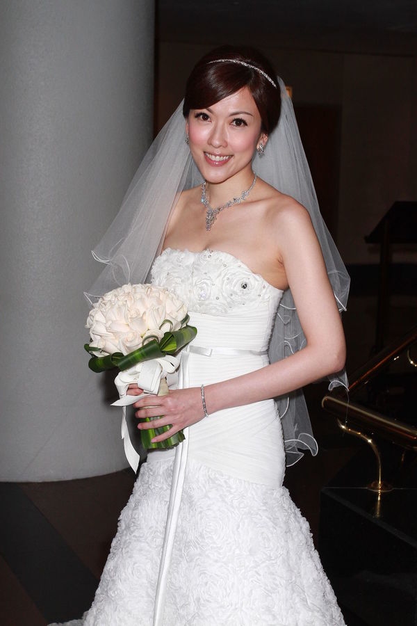 原來她早在2012年下嫁拍拖2年的建築師男友Derrick