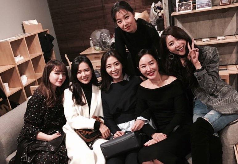 孫藝珍與一眾好友合照