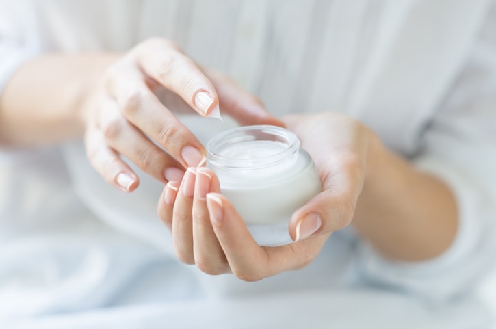 素顏霜同BB Cream、CC Cream等都是屬於底妝類型的產品,它們之間的分別在於大部分素顏霜是「無色」的。