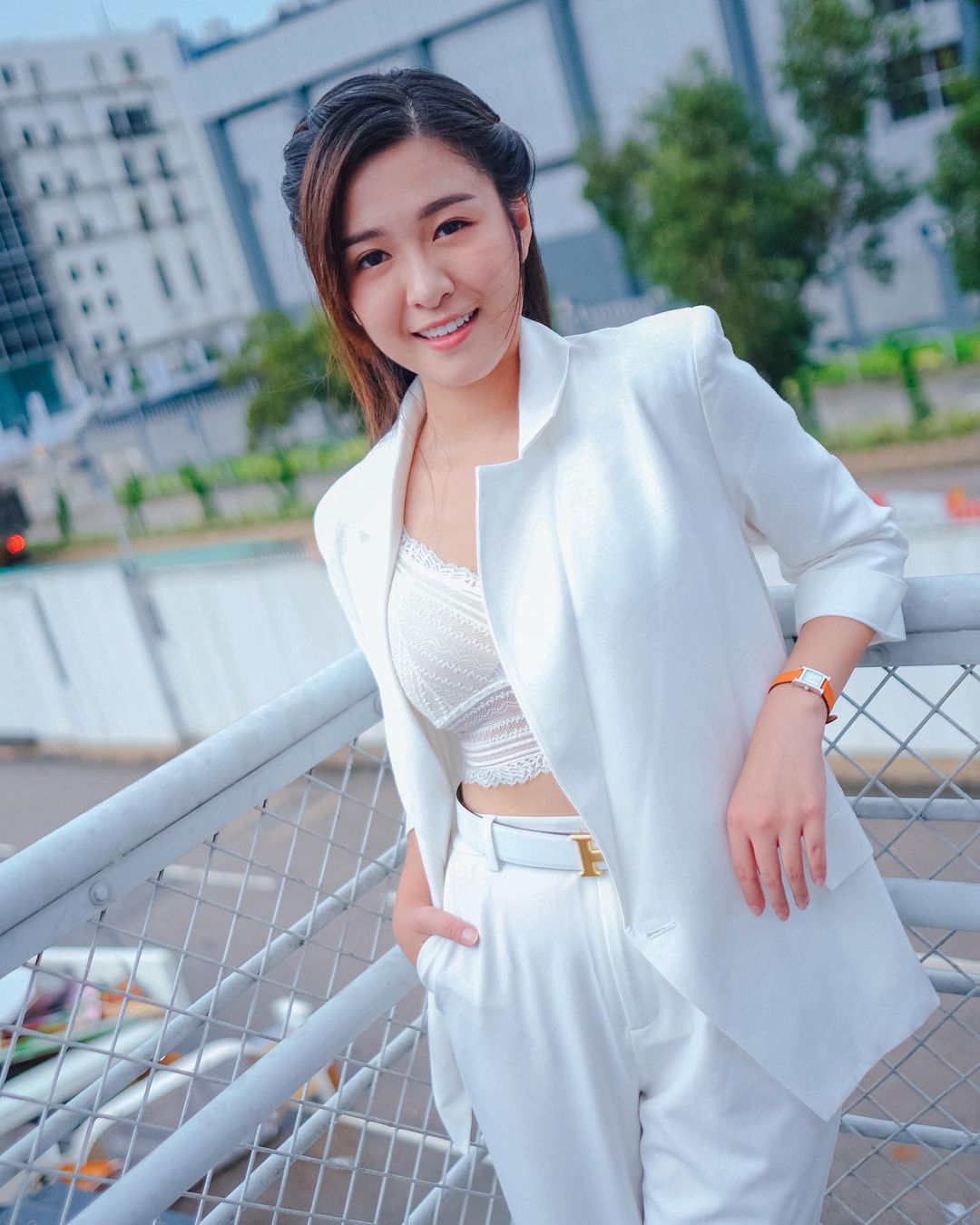 江嘉敏(Kaman)在2022年2月2日上載了兩張長髮舊照