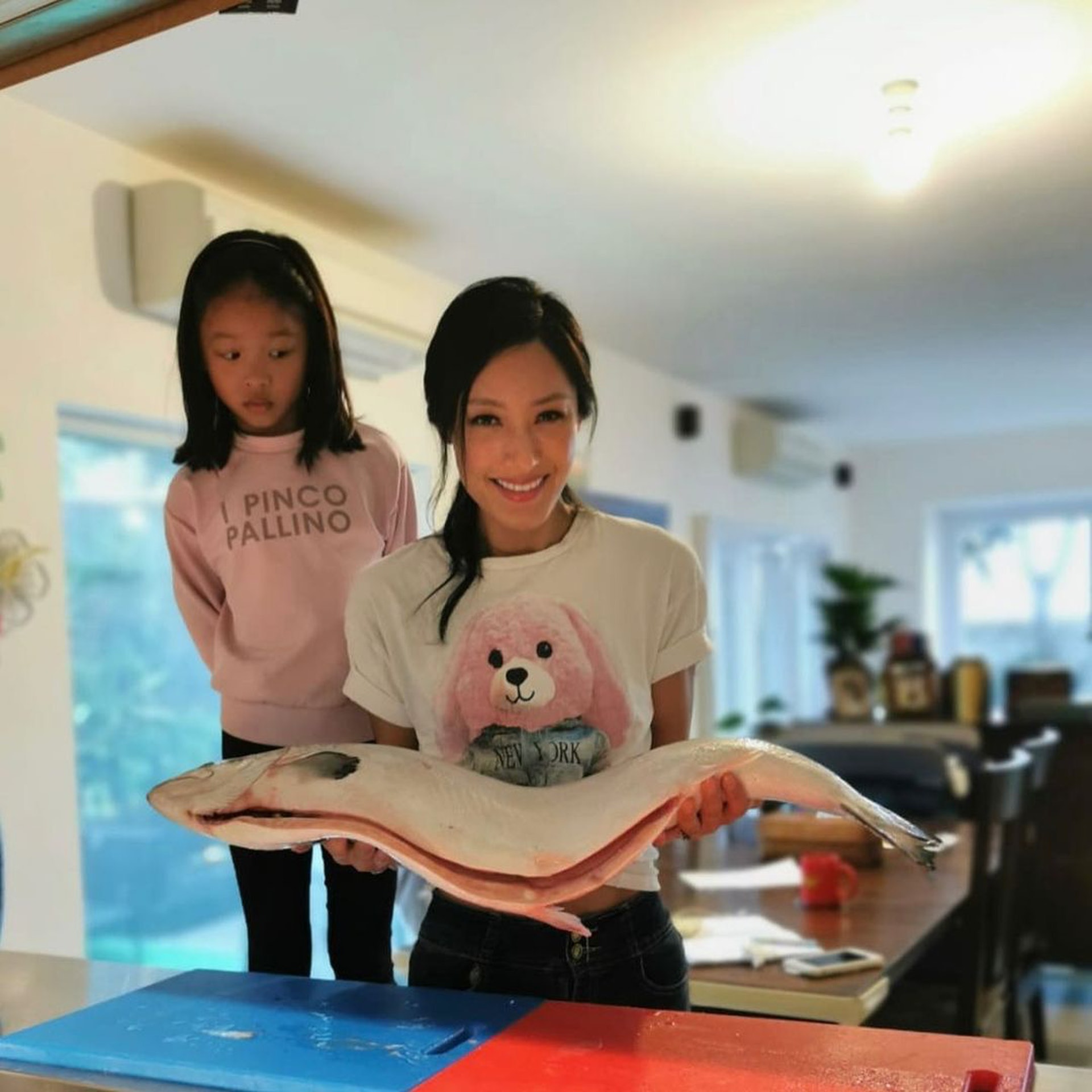 可見飯廳有8人餐桌。