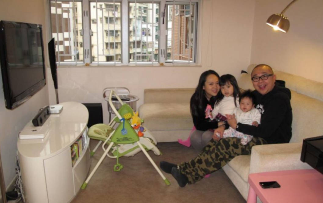 入行初期住在幾百呎分層式住宅,目測客廳只有幾十呎
