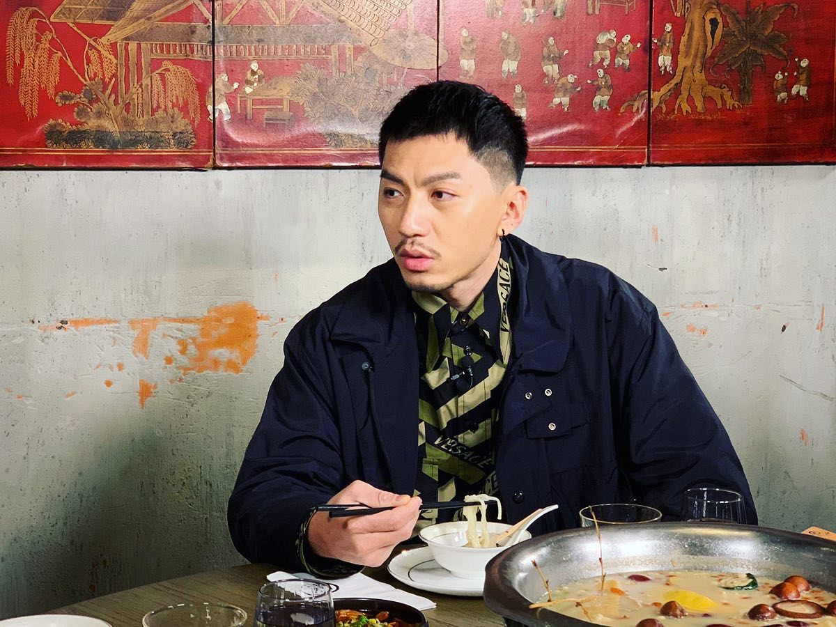 袁偉豪問張寶兒:「如果你做我背後嘅女人咁會點啊?」張寶兒聽後沉默,當時「靜過太空」,場面尷尬。