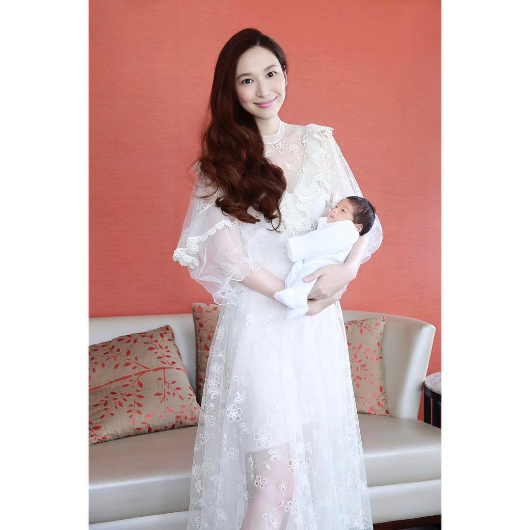 吳佩慈母憑子貴，未正式過門已經獲紀曉波贈予名牌、珠寶，甚至物業作為獎勵