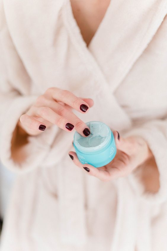 過期護膚化妝品隱藏用法一:過期乳霜抹皮革