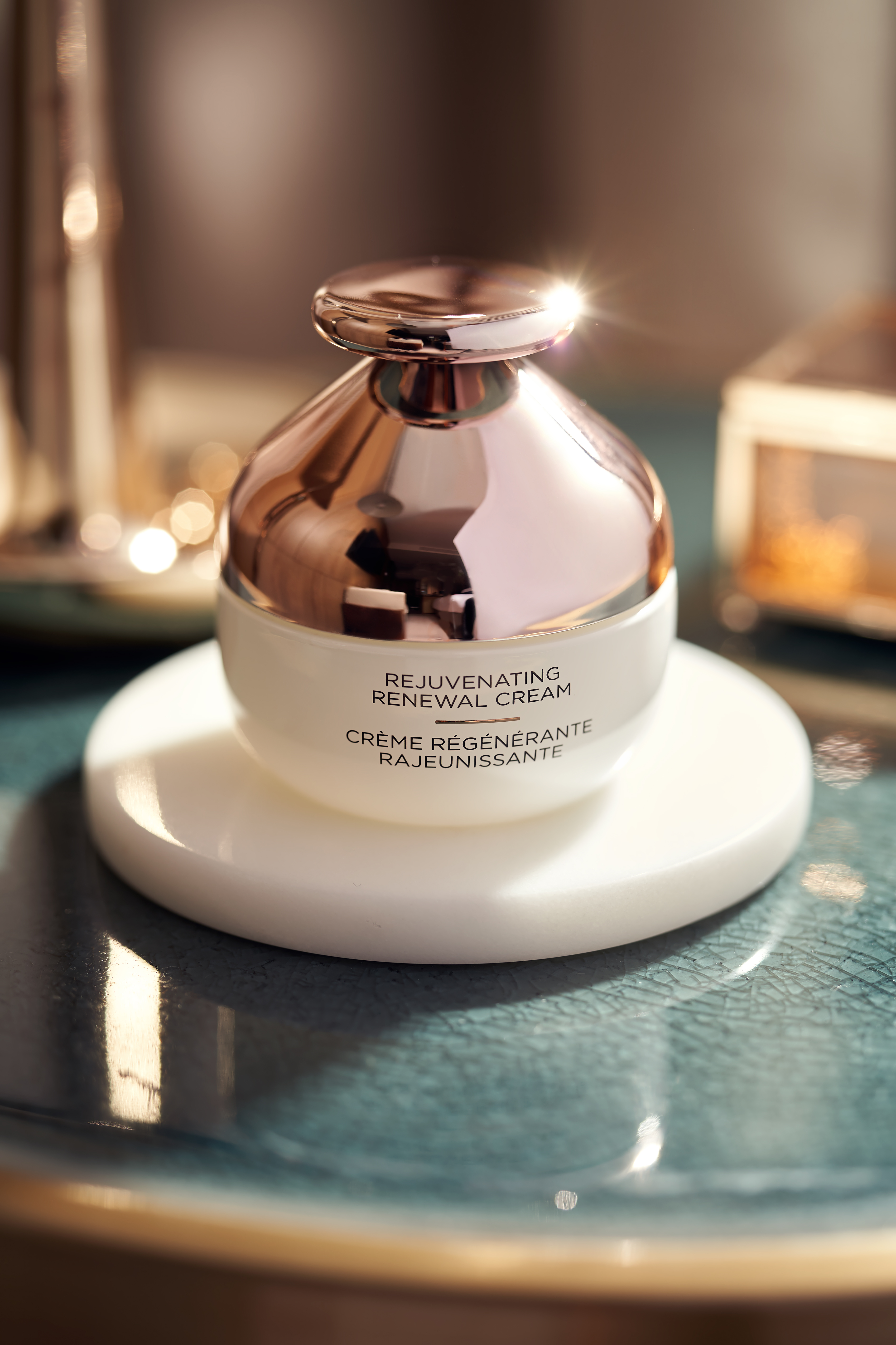 活顏煥肌面霜內含200多種不同的活性分子,有效鎖住修護養分,睡前使用特別好!