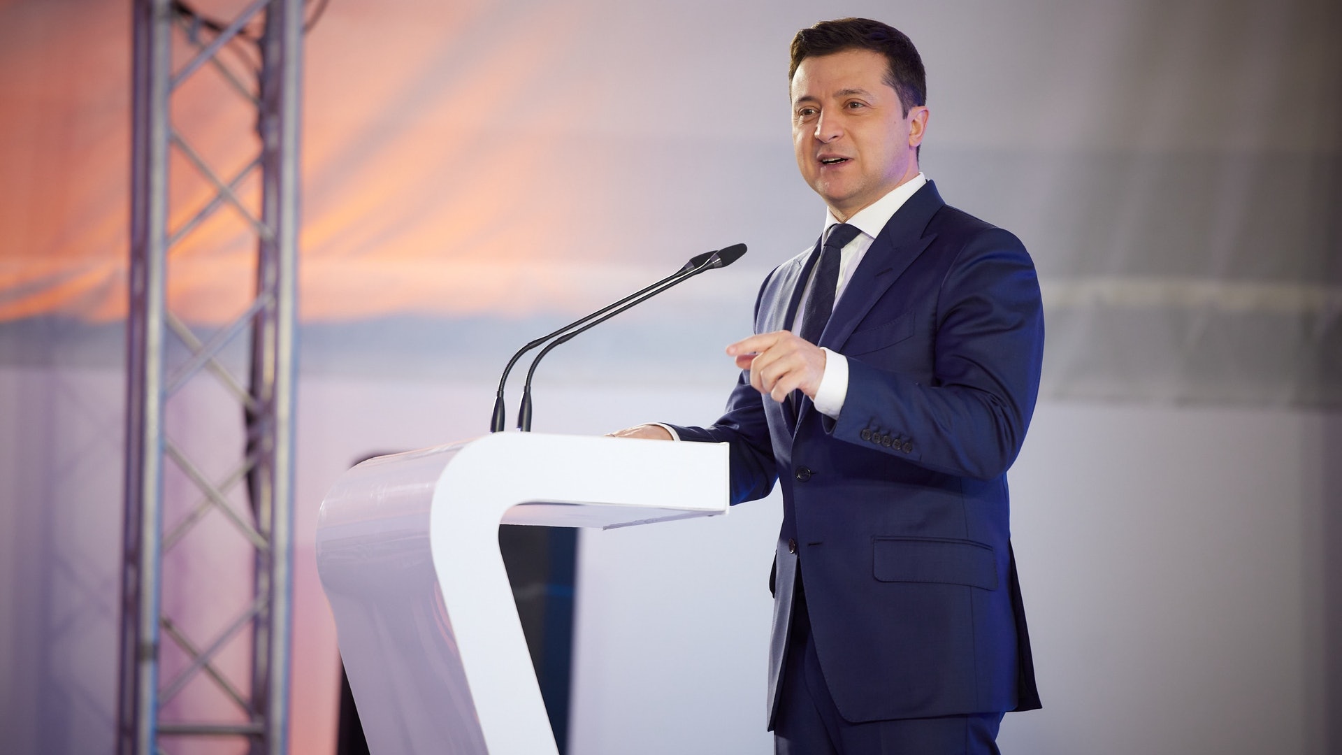 俄烏戰爭,烏克蘭總統澤連斯基拒絕撤離:「我需要的是彈藥,而不是搭車」,更因此支持率飆升至90%以上。