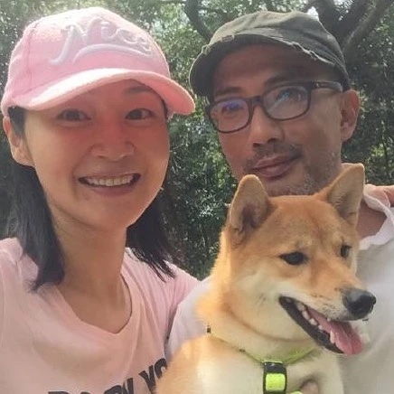 萬綺雯在拍完《我和殭屍有個約會II》和擔任亞視監製的陳十三在一起