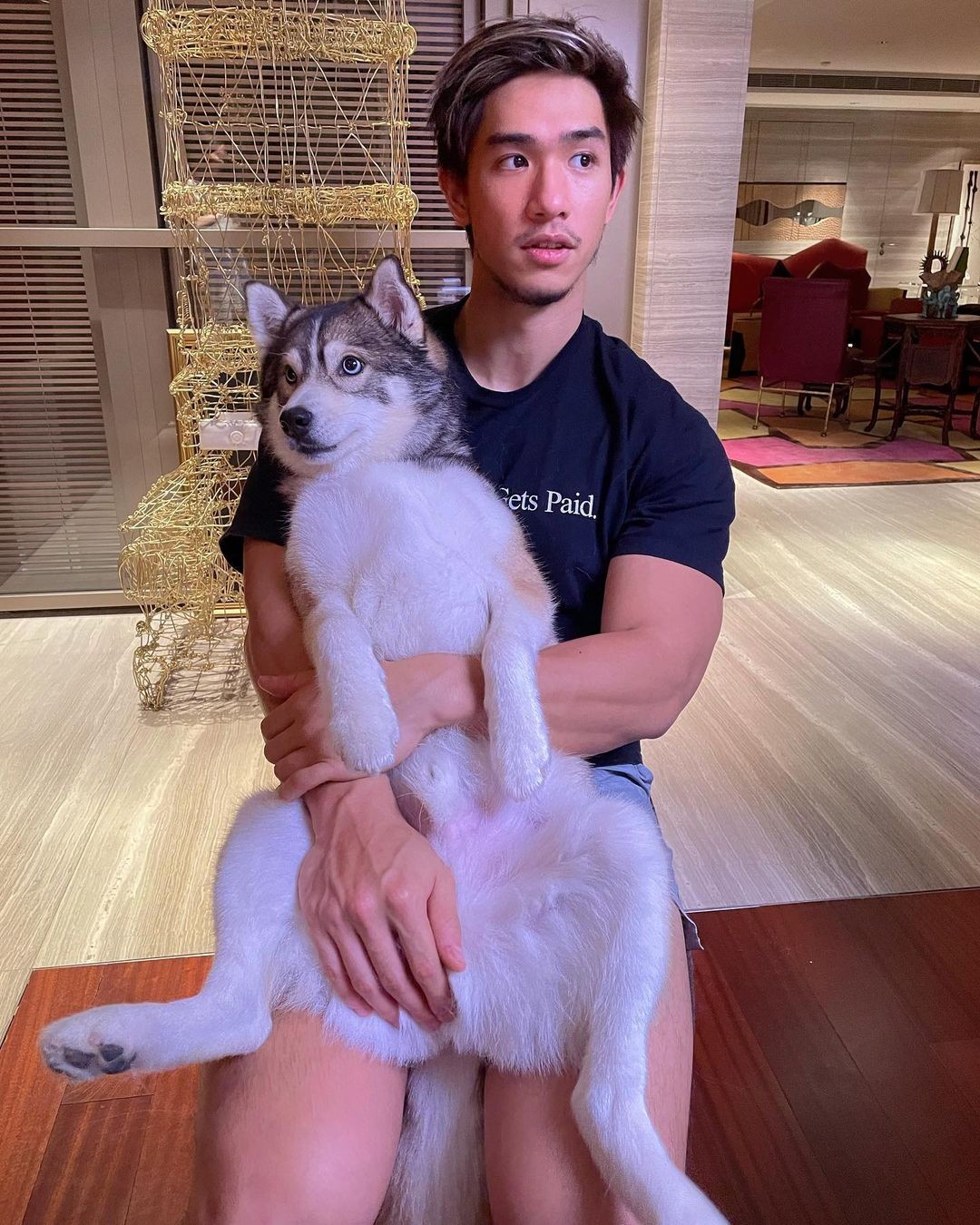 吳婉芳的豪宅有巨大客廳。