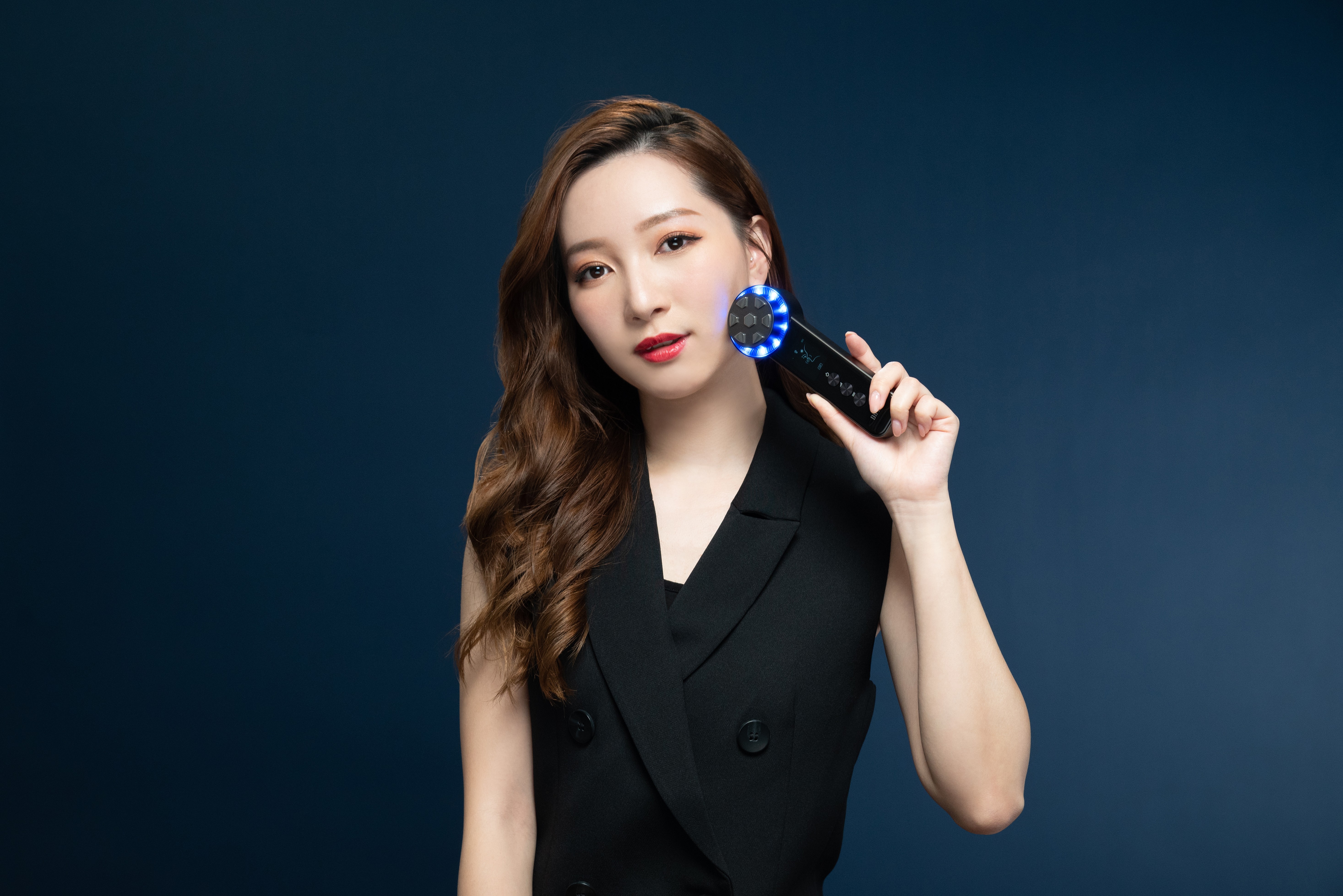輕輕一按,隨意調節及組合不同美容模式,特大LED顯示屏,輕鬆操作。