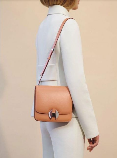 Hermès 2002在2018年的春夏首次登場,由於外型與Constance系列的方正外型有點相同,所以被認為有可能成為新一代的經典款式。